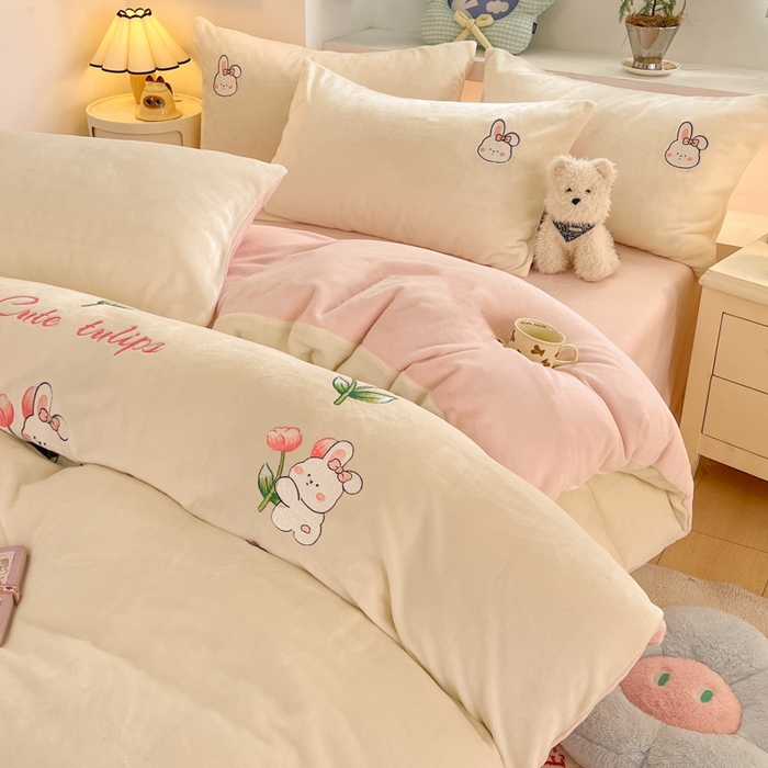 91家纺网 家纺一手货源 找家纺 利欧 2025新款满绣卡通牛奶绒刺绣四件套 鲜花小兔-米白