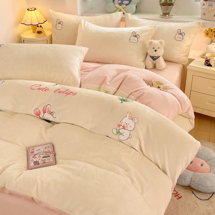 91家纺网 家纺一手货源 找家纺 利欧 2025新款满绣卡通牛奶绒刺绣四件套 鲜花小兔-米白