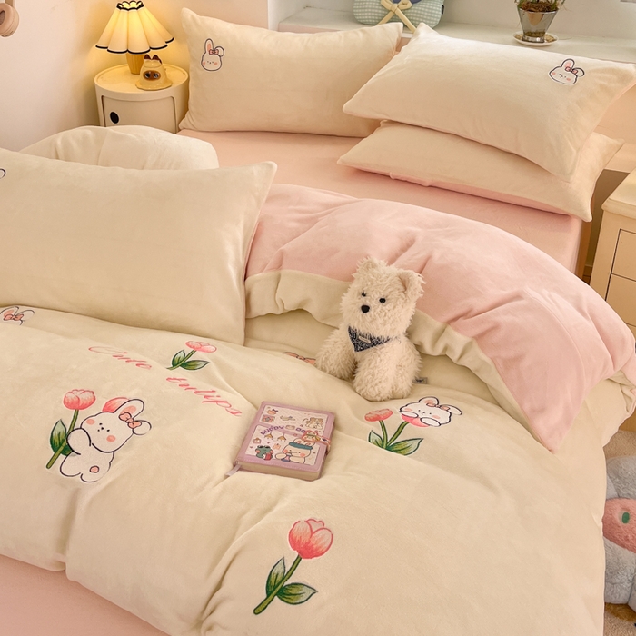 91家纺网 家纺一手货源 找家纺 利欧 2025新款满绣卡通牛奶绒刺绣四件套 鲜花小兔-米白