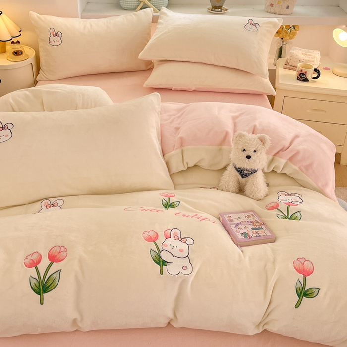 91家纺网 家纺一手货源 找家纺 利欧 2025新款满绣卡通牛奶绒刺绣四件套 鲜花小兔-米白