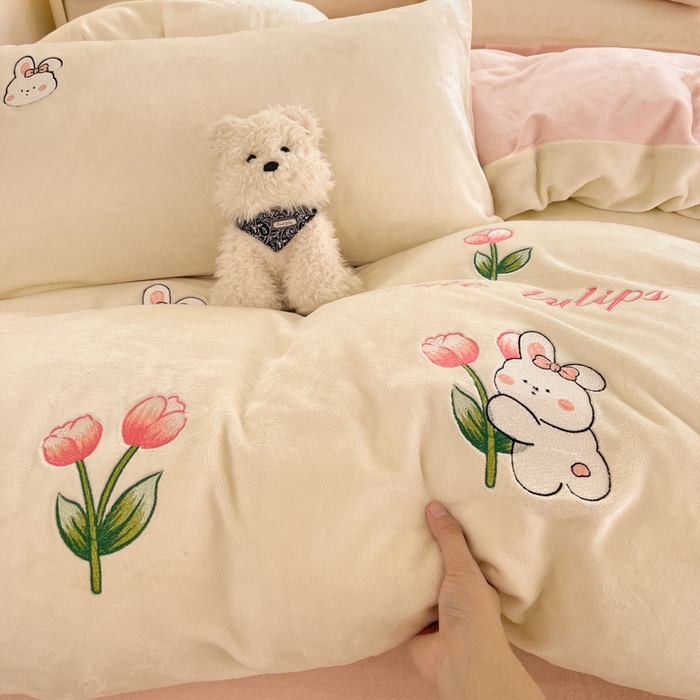 91家纺网 家纺一手货源 找家纺 利欧 2025新款满绣卡通牛奶绒刺绣四件套 鲜花小兔-米白