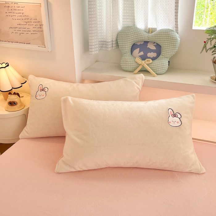 91家纺网 家纺一手货源 找家纺 利欧 2025新款满绣卡通牛奶绒刺绣四件套 鲜花小兔-米白