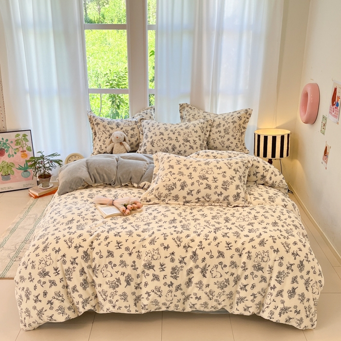 91家纺网 家纺一手货源 找家纺 柒月家居 2025新款加厚200克牛奶绒四件套 丛林小兔