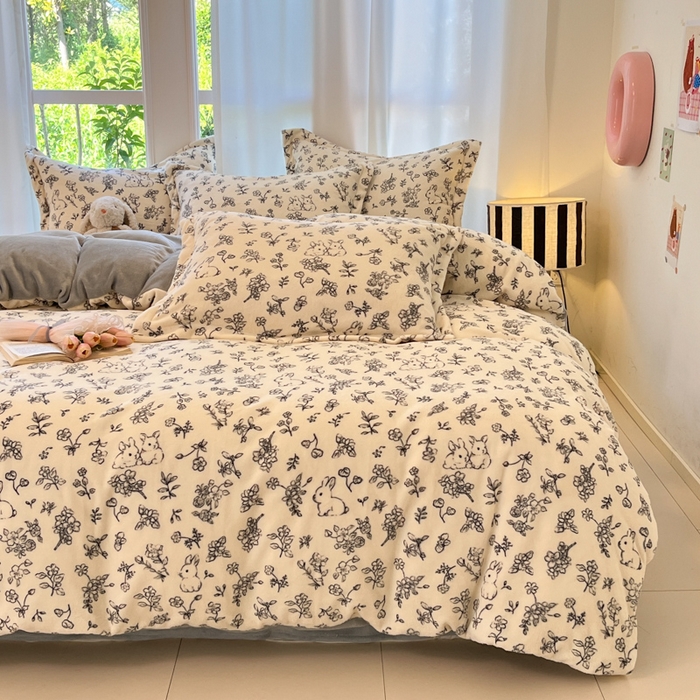 91家纺网 家纺一手货源 找家纺 柒月家居 2025新款加厚200克牛奶绒四件套 丛林小兔