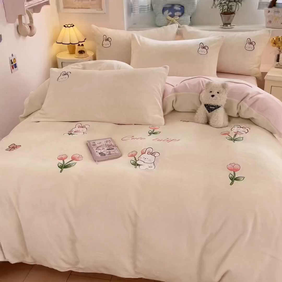 91家纺网 家纺一手货源 找家纺 利欧 2025新款满绣卡通牛奶绒刺绣四件套 鲜花小兔-米白