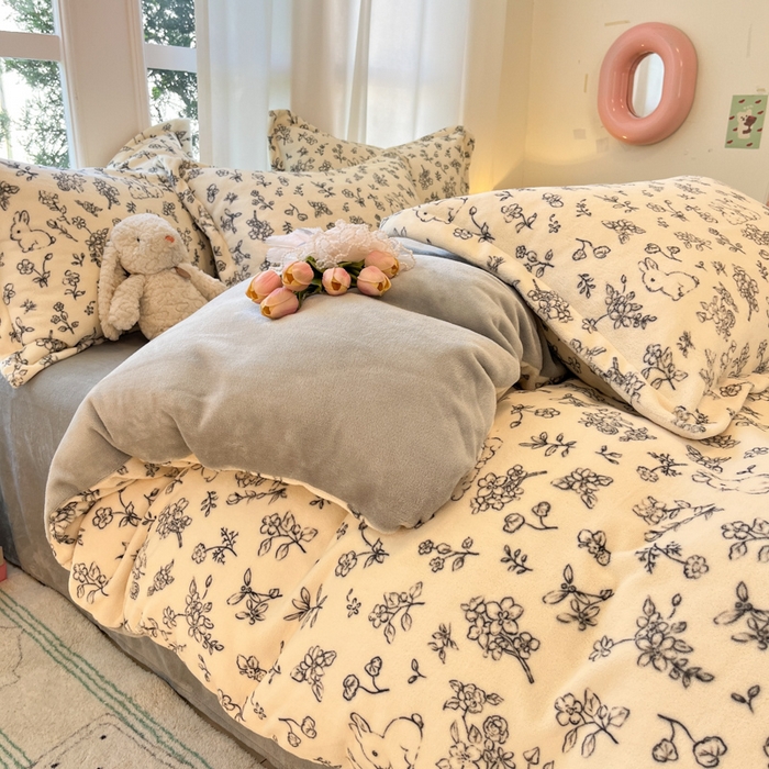 91家纺网 家纺一手货源 找家纺 柒月家居 2025新款加厚200克牛奶绒四件套 丛林小兔