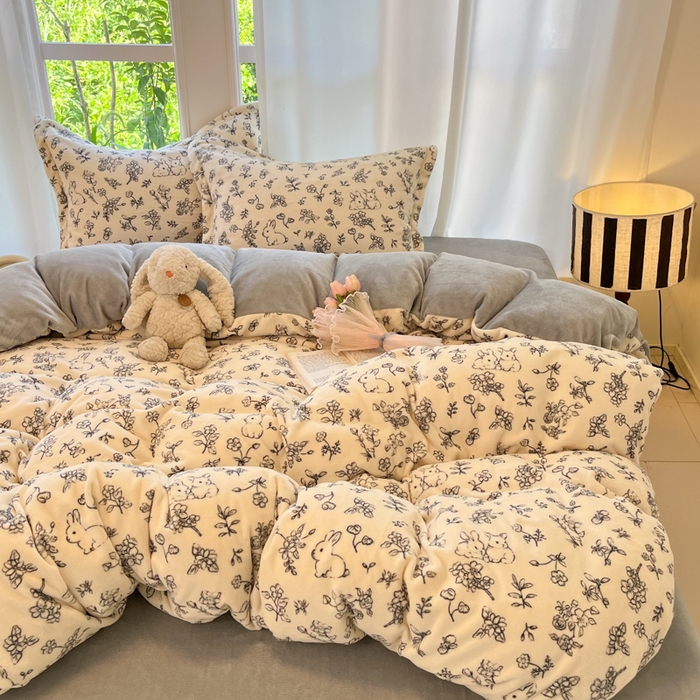 91家纺网 家纺一手货源 找家纺 柒月家居 2025新款加厚200克牛奶绒四件套 丛林小兔