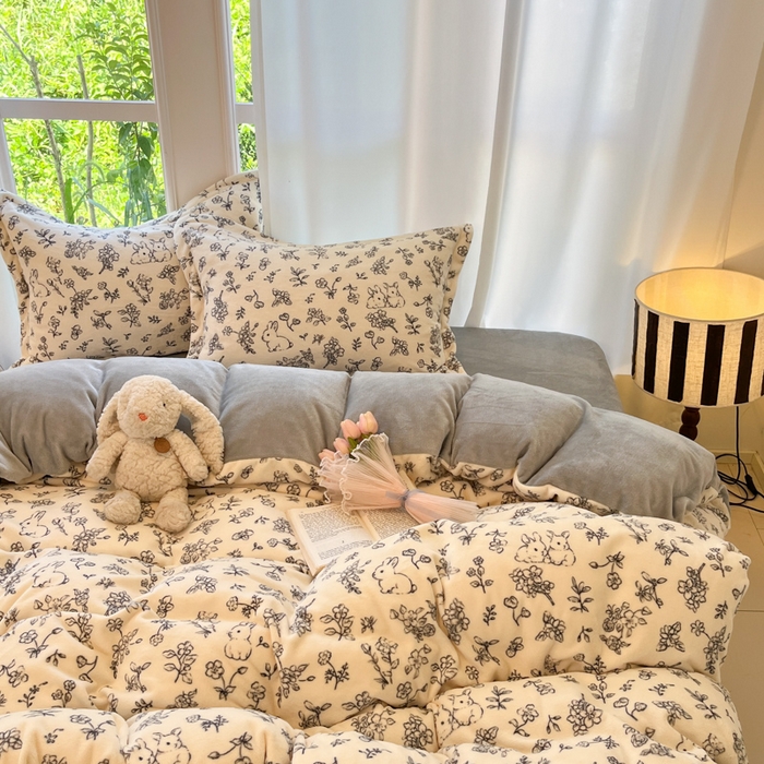 91家纺网 家纺一手货源 找家纺 柒月家居 2025新款加厚200克牛奶绒四件套 丛林小兔