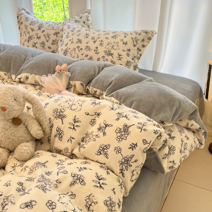 91家纺网 家纺一手货源 找家纺 柒月家居 2025新款加厚200克牛奶绒四件套 丛林小兔