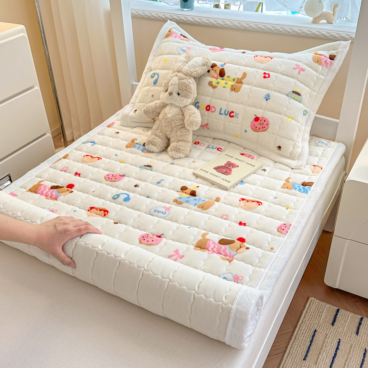 91家纺网 家纺一手货源 找家纺 川悦生活 2025新款A类印花牛奶绒床垫加厚绒保暖床床褥 床垫快乐腊肠