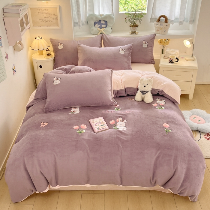 91家纺网 家纺一手货源 找家纺 利欧 2025新款满绣卡通牛奶绒刺绣四件套 鲜花小兔-酱紫