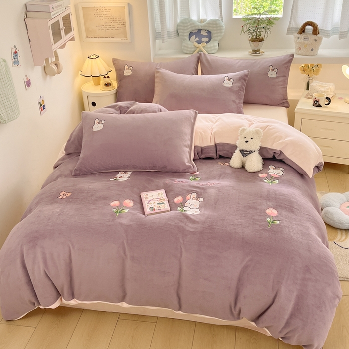 91家纺网 家纺一手货源 找家纺 利欧 2025新款满绣卡通牛奶绒刺绣四件套 鲜花小兔-酱紫