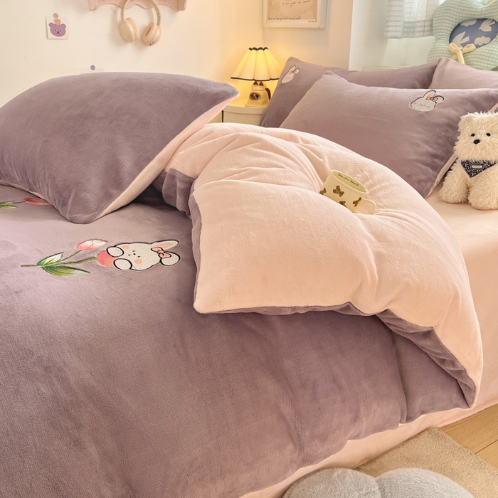 91家纺网 家纺一手货源 找家纺 利欧 2025新款满绣卡通牛奶绒刺绣四件套 鲜花小兔-酱紫