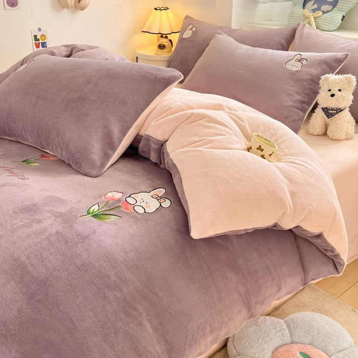 91家纺网 家纺一手货源 找家纺 利欧 2025新款满绣卡通牛奶绒刺绣四件套 鲜花小兔-酱紫