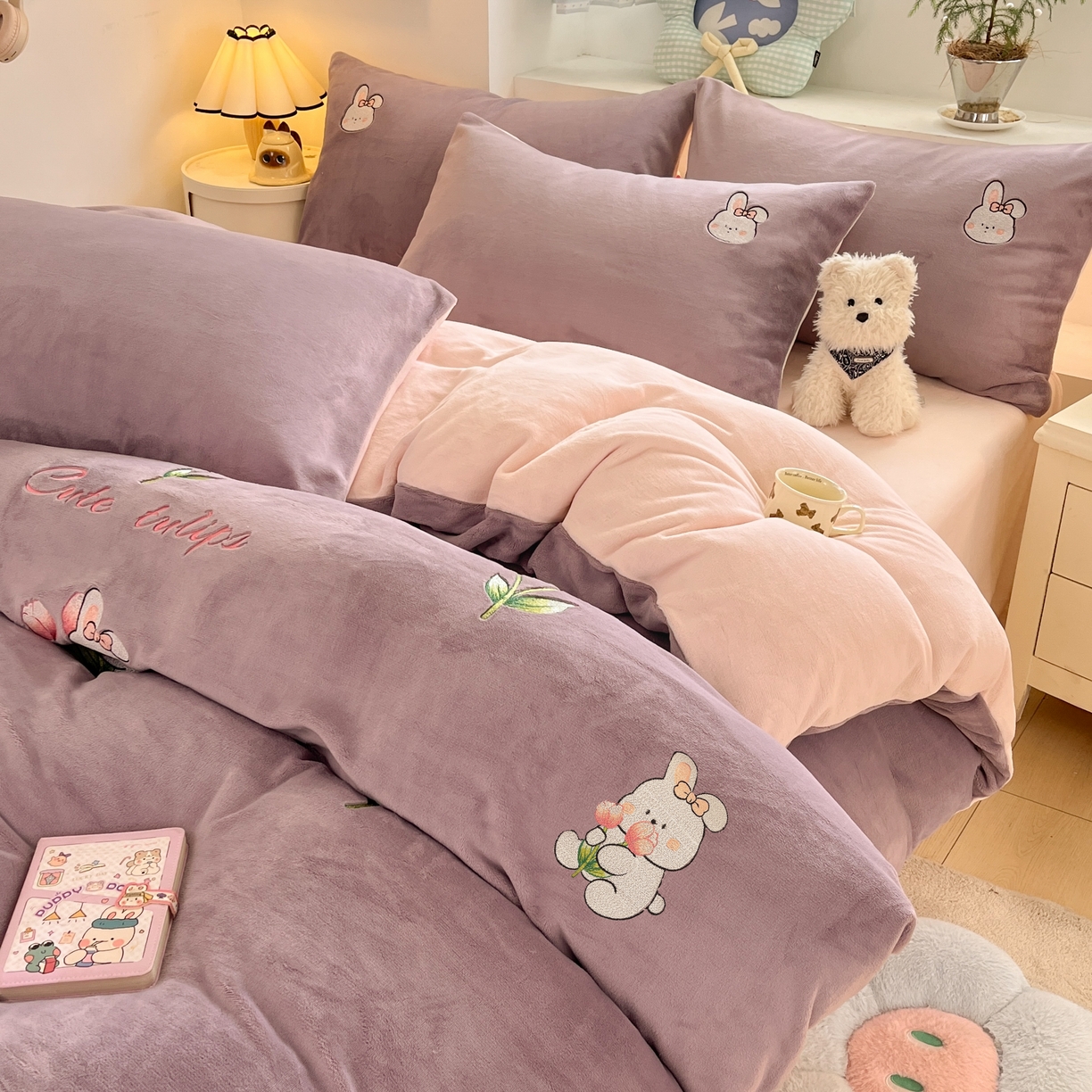 91家纺网 家纺一手货源 找家纺 利欧 2025新款满绣卡通牛奶绒刺绣四件套 鲜花小兔-酱紫