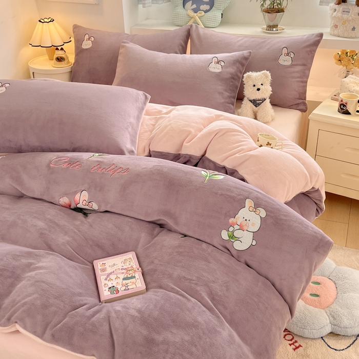 91家纺网 家纺一手货源 找家纺 利欧 2025新款满绣卡通牛奶绒刺绣四件套 鲜花小兔-酱紫