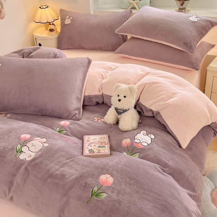 91家纺网 家纺一手货源 找家纺 利欧 2025新款满绣卡通牛奶绒刺绣四件套 鲜花小兔-酱紫