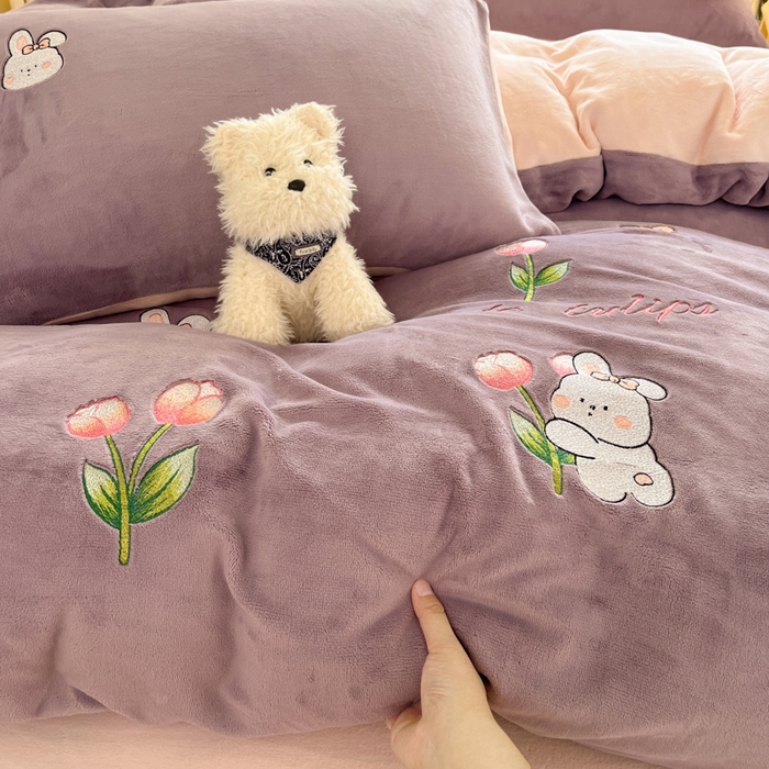 91家纺网 家纺一手货源 找家纺 利欧 2025新款满绣卡通牛奶绒刺绣四件套 鲜花小兔-酱紫