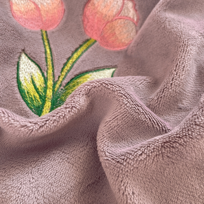 91家纺网 家纺一手货源 找家纺 利欧 2025新款满绣卡通牛奶绒刺绣四件套 鲜花小兔-酱紫