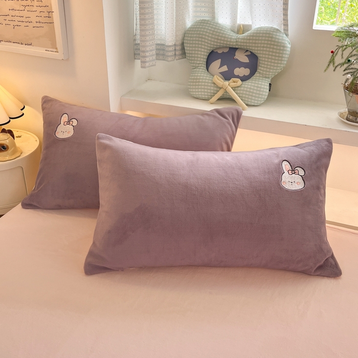 91家纺网 家纺一手货源 找家纺 利欧 2025新款满绣卡通牛奶绒刺绣四件套 鲜花小兔-酱紫