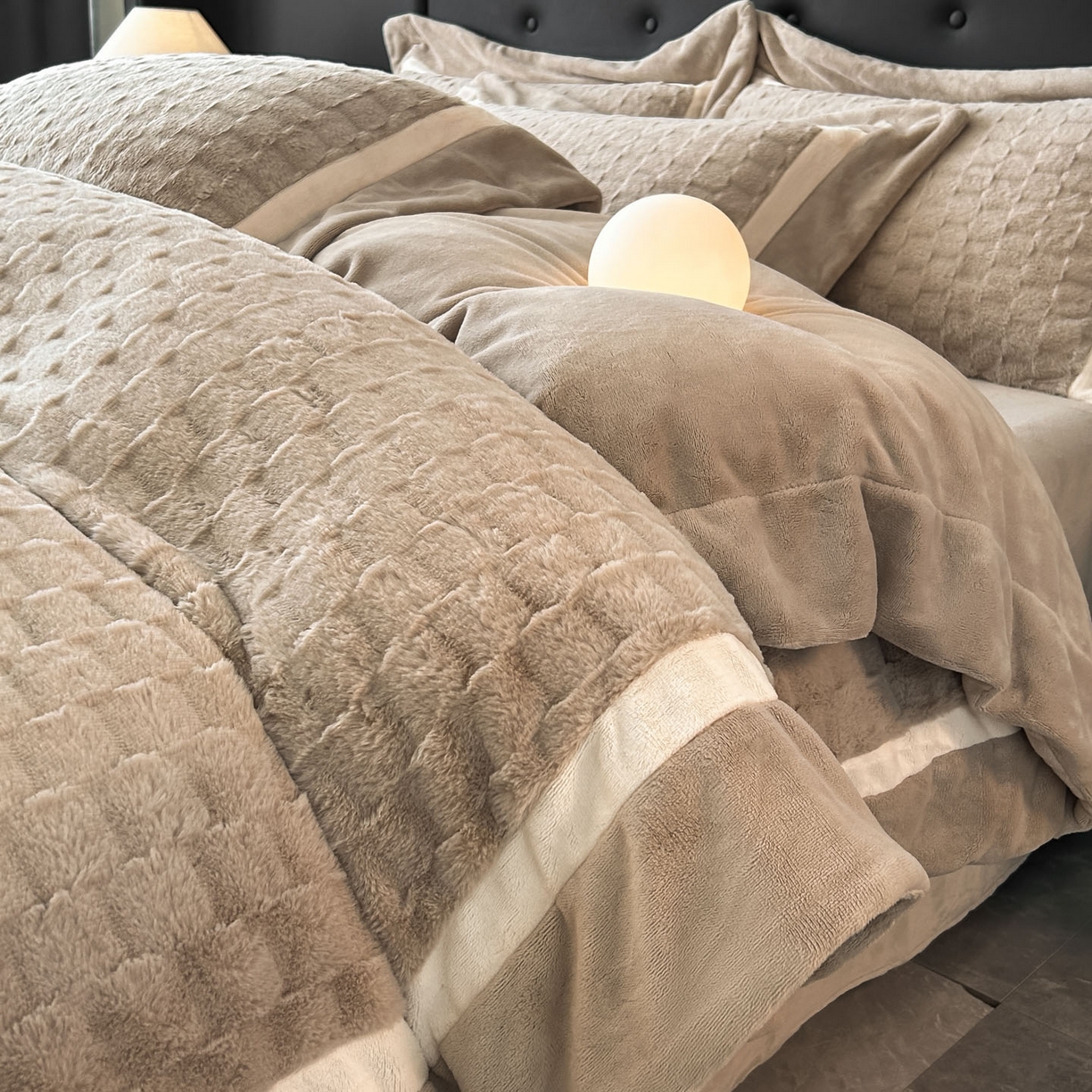 91家纺网 家纺一手货源 找家纺 （总）佳品居 2025新款11斤重加厚兔毛绒轻奢摩卡系列牛奶绒双拼角四件套