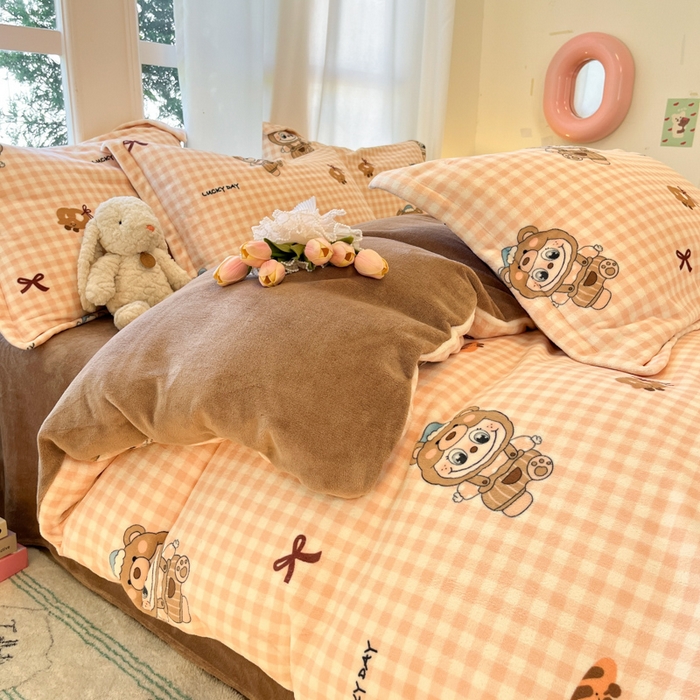 91家纺网 家纺一手货源 找家纺 柒月家居 2025新款加厚200克牛奶绒四件套 格格布布