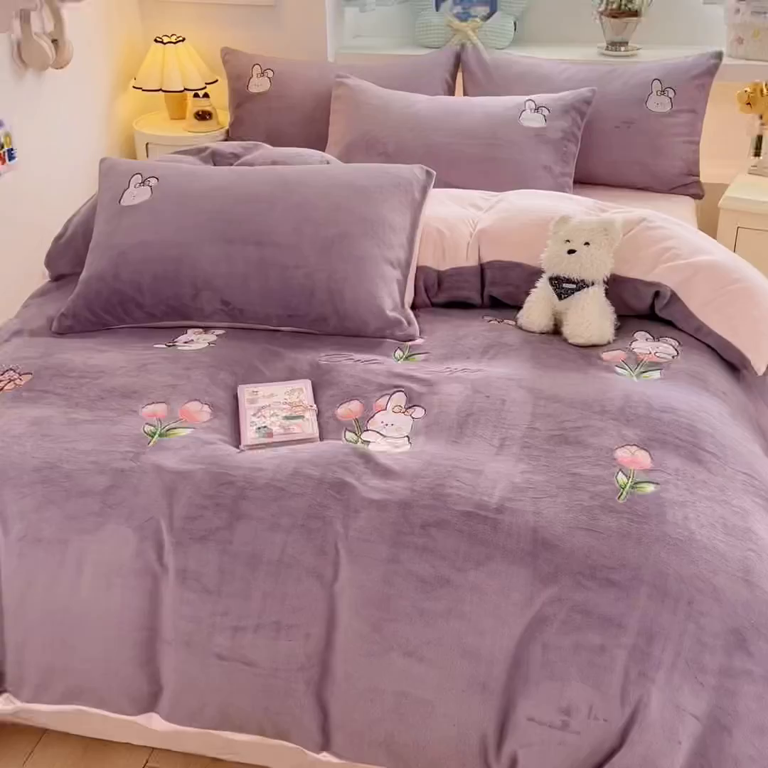 91家纺网 家纺一手货源 找家纺 利欧 2025新款满绣卡通牛奶绒刺绣四件套 鲜花小兔-酱紫