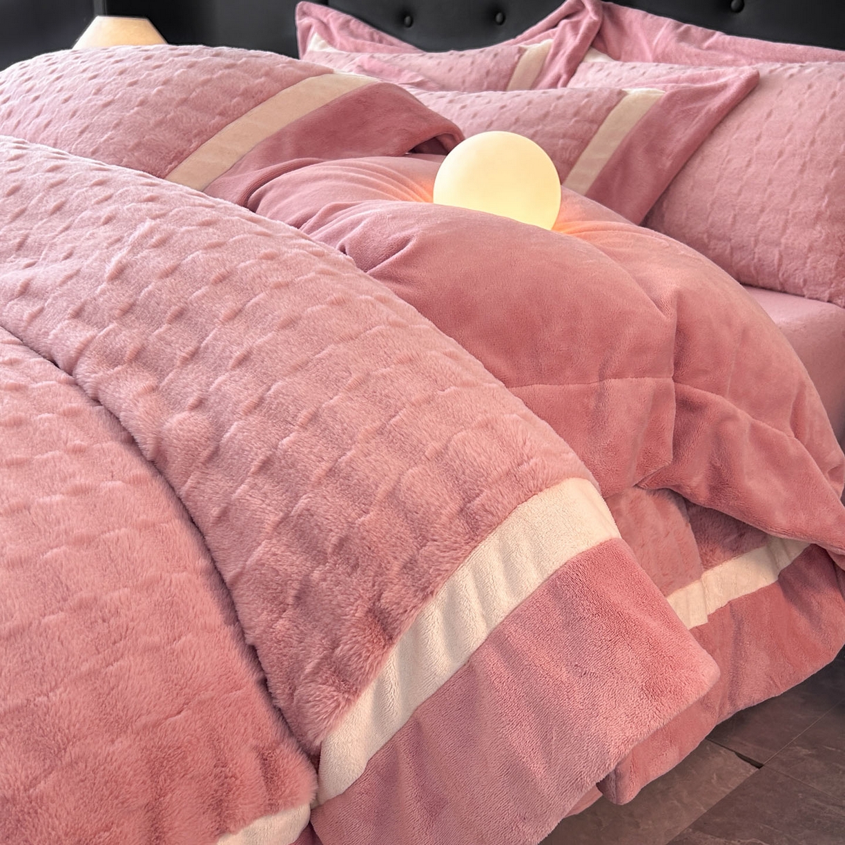 91家纺网 家纺一手货源 找家纺 佳品居 2025新款11斤重加厚兔毛绒轻奢摩卡系列牛奶绒双拼角四件套 摩卡-樱花粉