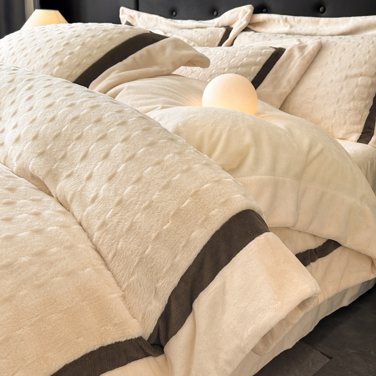 91家纺网 家纺一手货源 找家纺 佳品居 2025新款11斤重加厚兔毛绒轻奢摩卡系列牛奶绒双拼角四件套 摩卡-奶白