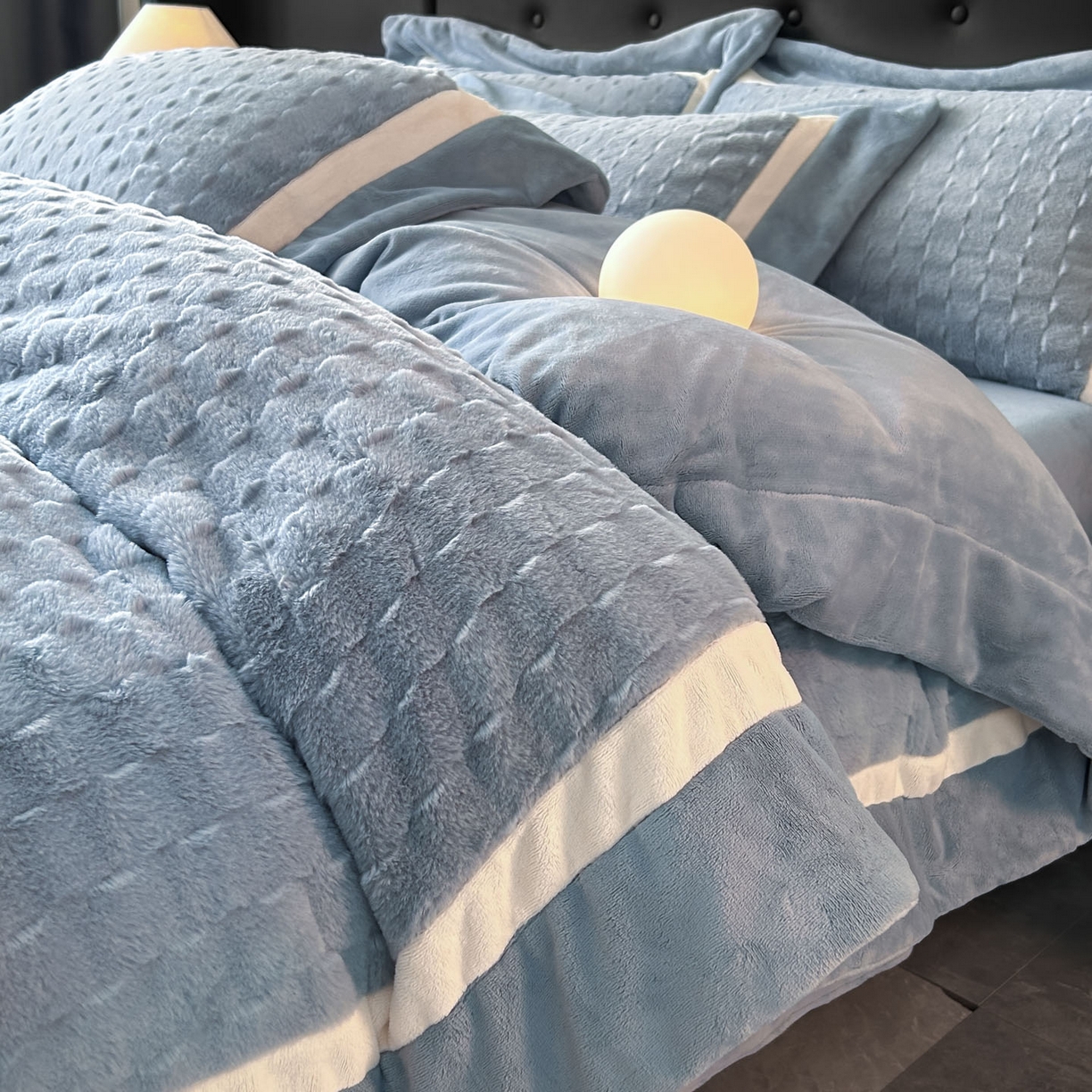 91家纺网 家纺一手货源 找家纺 佳品居 2025新款11斤重加厚兔毛绒轻奢摩卡系列牛奶绒双拼角四件套 摩卡-湖蓝