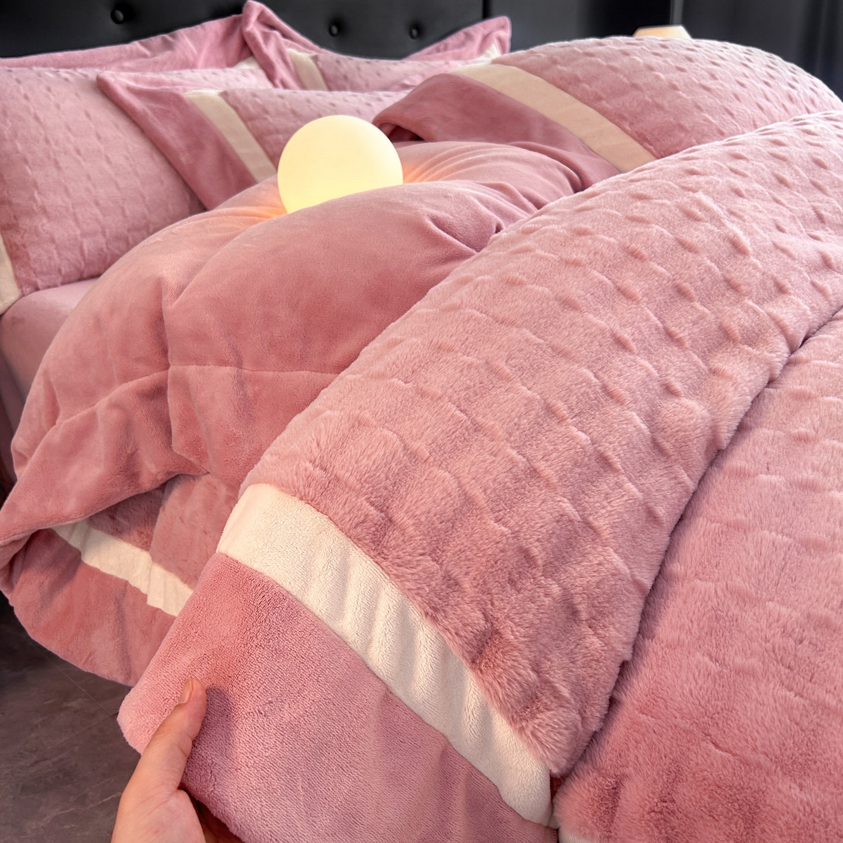 91家纺网 家纺一手货源 找家纺 佳品居 2025新款11斤重加厚兔毛绒轻奢摩卡系列牛奶绒双拼角四件套 摩卡-樱花粉