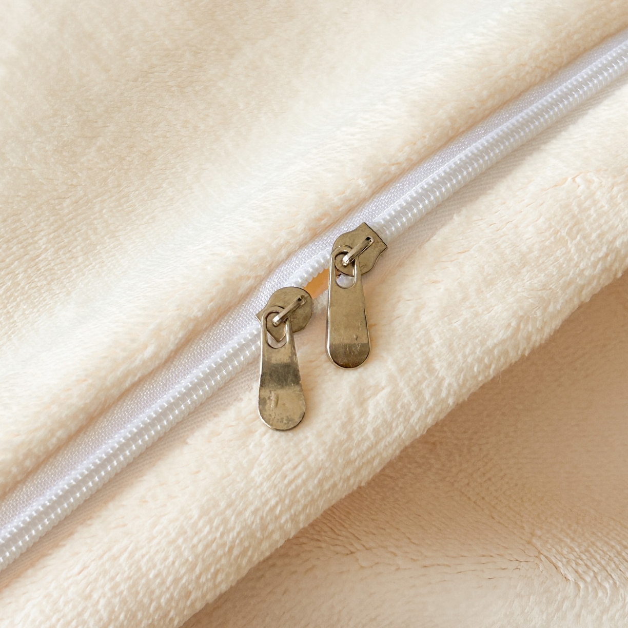 91家纺网 家纺一手货源 找家纺 佳品居 2025新款11斤重加厚兔毛绒轻奢摩卡系列牛奶绒双拼角四件套 摩卡-奶白