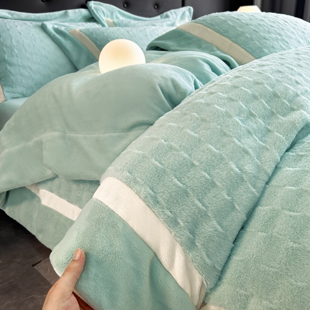 91家纺网 家纺一手货源 找家纺 佳品居 2025新款11斤重加厚兔毛绒轻奢摩卡系列牛奶绒双拼角四件套 摩卡 -浅绿