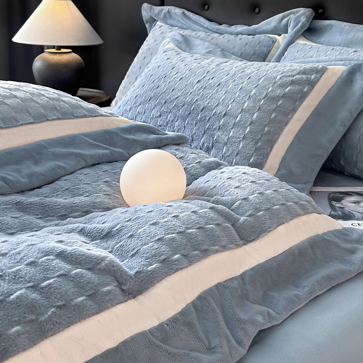 91家纺网 家纺一手货源 找家纺 佳品居 2025新款11斤重加厚兔毛绒轻奢摩卡系列牛奶绒双拼角四件套 摩卡-湖蓝