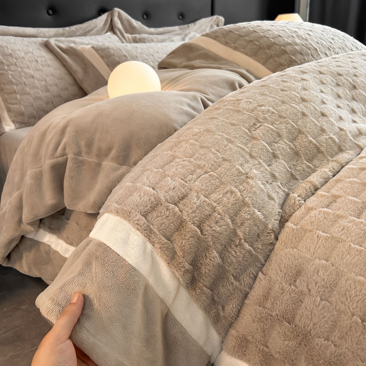 91家纺网 家纺一手货源 找家纺 佳品居 2025新款11斤重加厚兔毛绒轻奢摩卡系列牛奶绒双拼角四件套 摩卡-奶咖