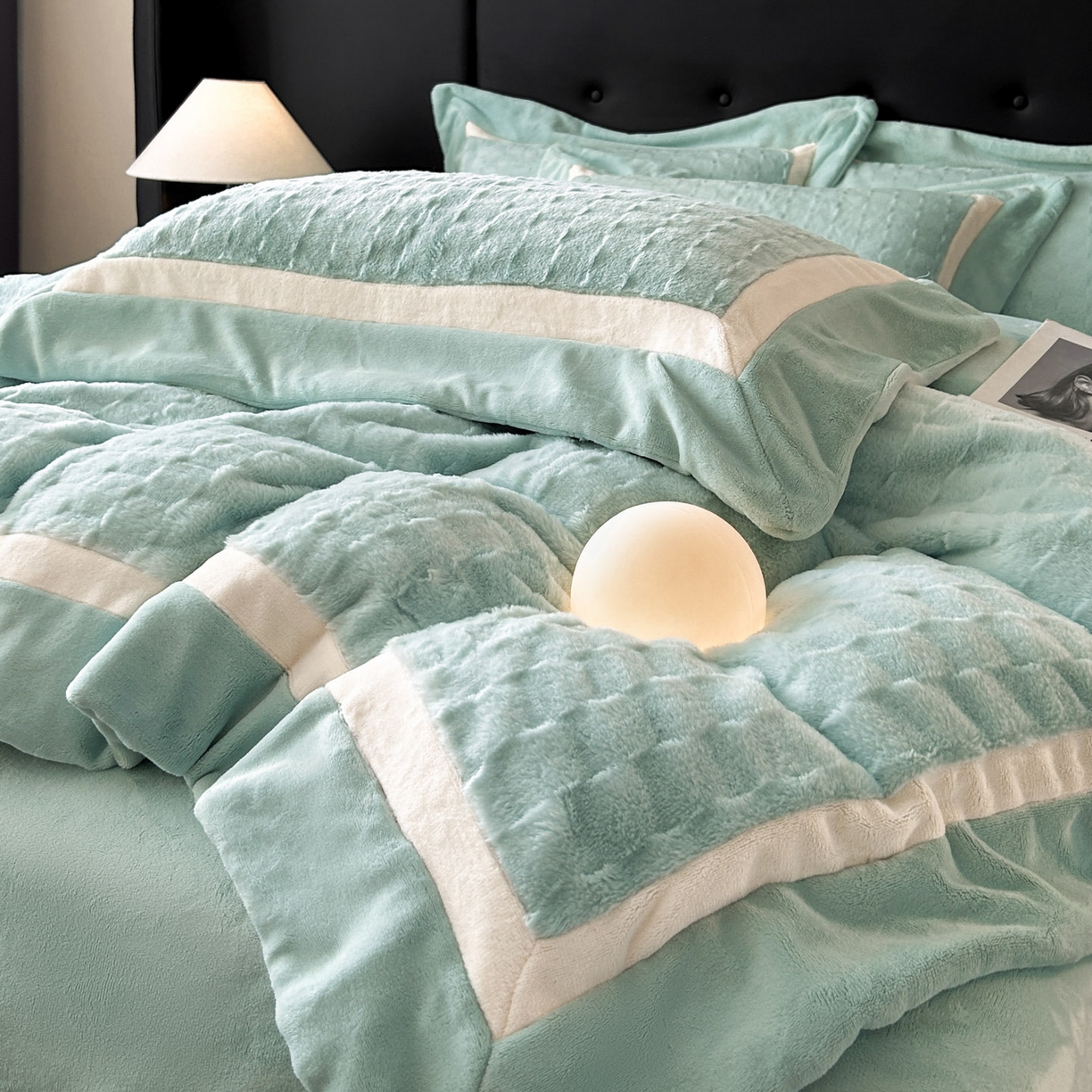91家纺网 家纺一手货源 找家纺 佳品居 2025新款11斤重加厚兔毛绒轻奢摩卡系列牛奶绒双拼角四件套 摩卡 -浅绿