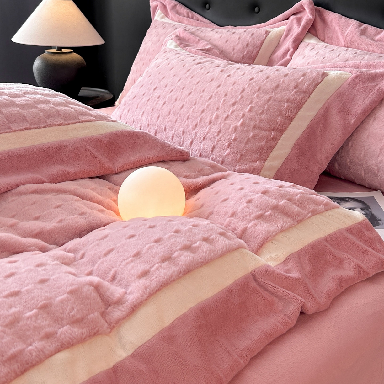 91家纺网 家纺一手货源 找家纺 佳品居 2025新款11斤重加厚兔毛绒轻奢摩卡系列牛奶绒双拼角四件套 摩卡-樱花粉