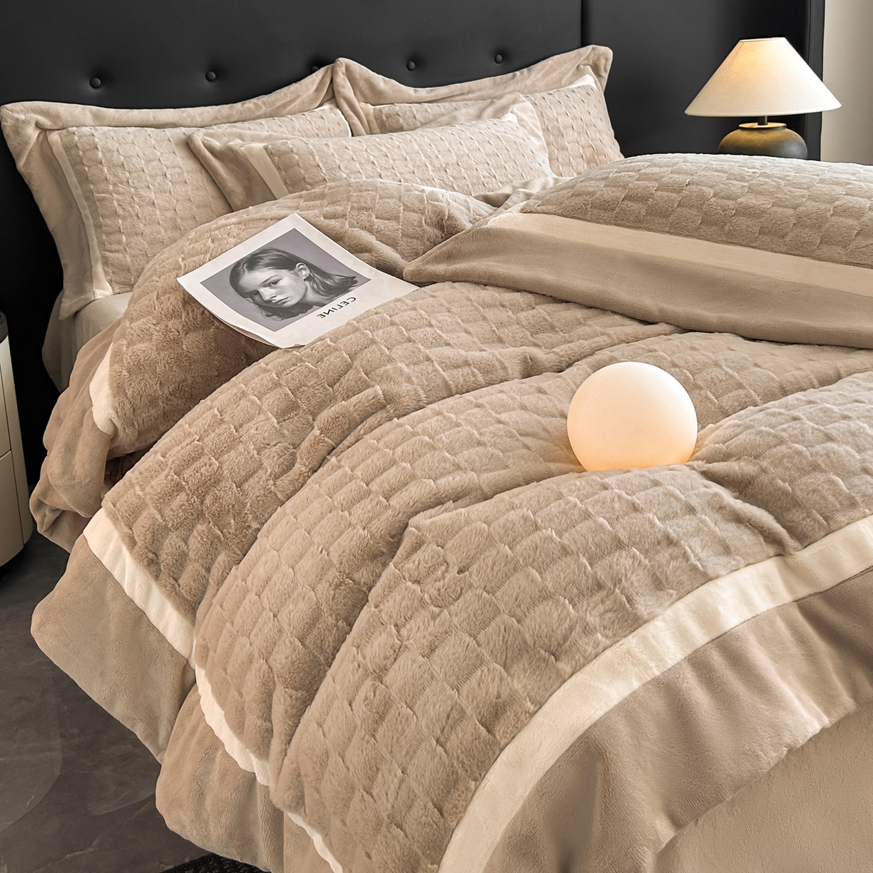 91家纺网 家纺一手货源 找家纺 佳品居 2025新款11斤重加厚兔毛绒轻奢摩卡系列牛奶绒双拼角四件套 摩卡-奶咖