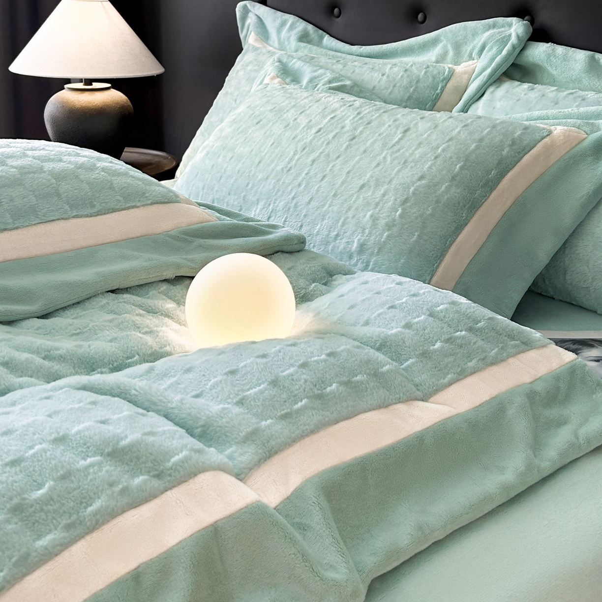 91家纺网 家纺一手货源 找家纺 佳品居 2025新款11斤重加厚兔毛绒轻奢摩卡系列牛奶绒双拼角四件套 摩卡 -浅绿