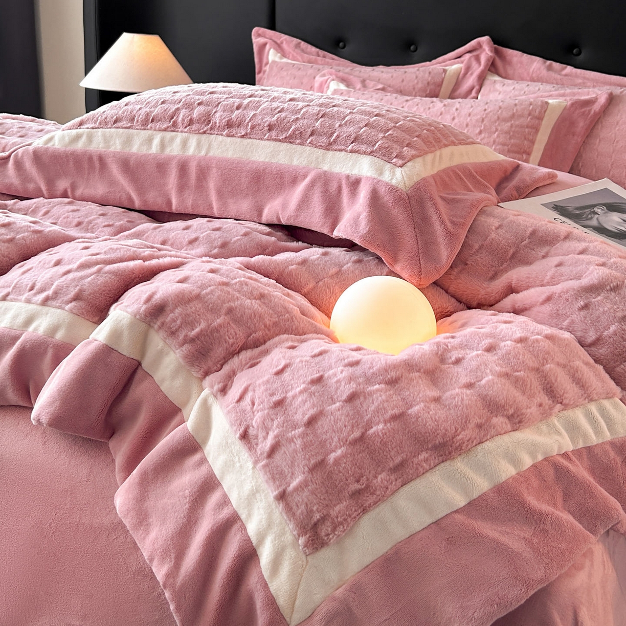 91家纺网 家纺一手货源 找家纺 佳品居 2025新款11斤重加厚兔毛绒轻奢摩卡系列牛奶绒双拼角四件套 摩卡-樱花粉