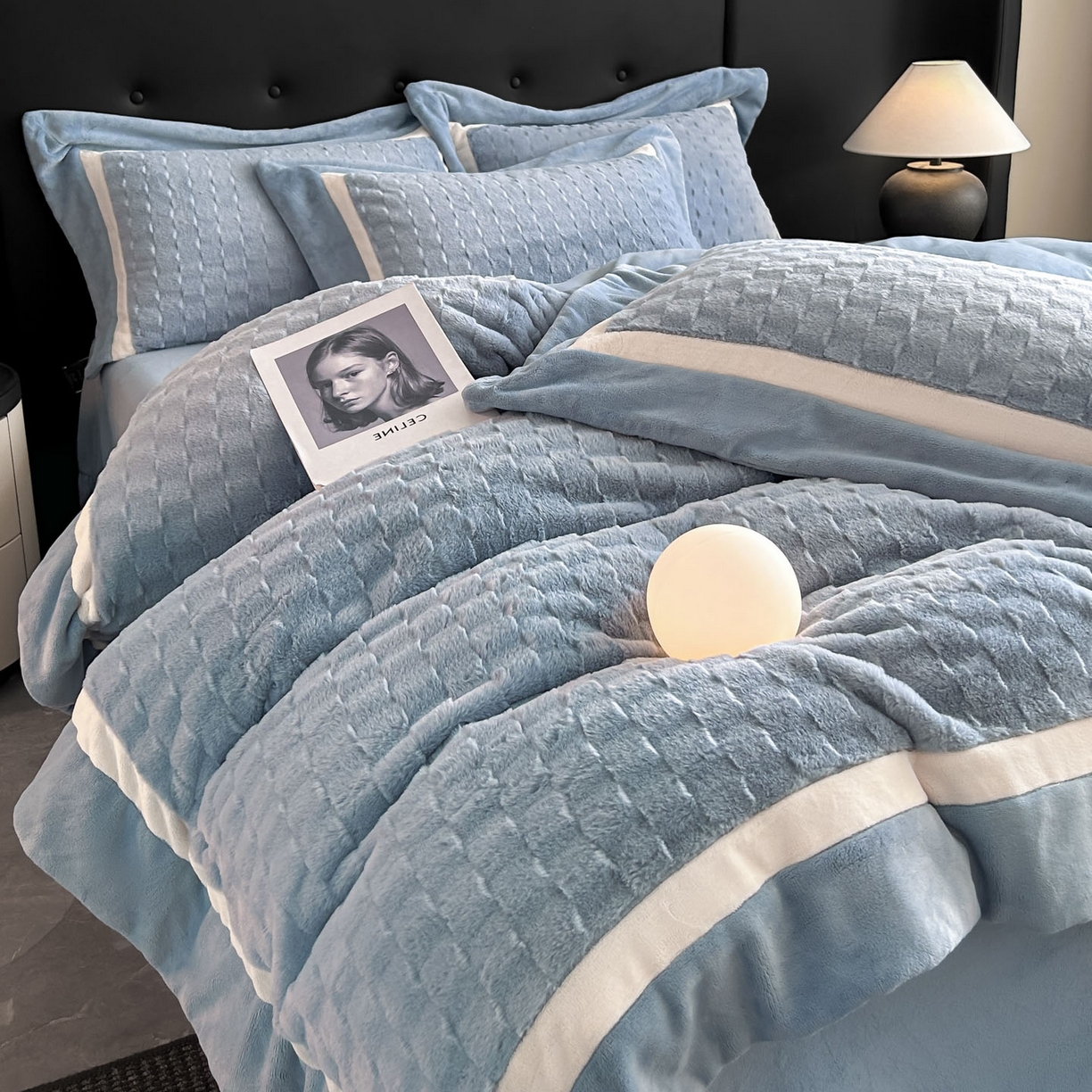 91家纺网 家纺一手货源 找家纺 佳品居 2025新款11斤重加厚兔毛绒轻奢摩卡系列牛奶绒双拼角四件套 摩卡-湖蓝