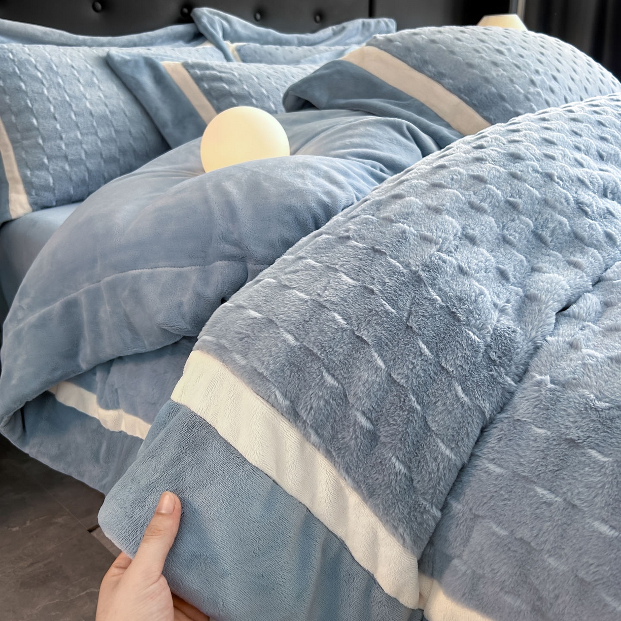 91家纺网 家纺一手货源 找家纺 佳品居 2025新款11斤重加厚兔毛绒轻奢摩卡系列牛奶绒双拼角四件套 摩卡-湖蓝