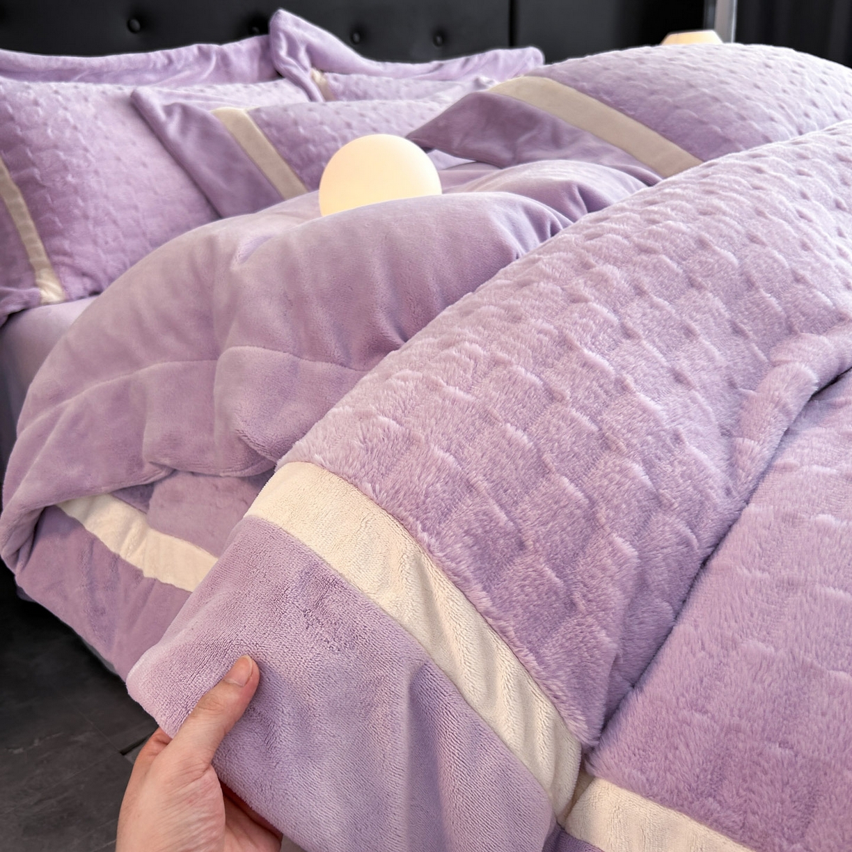 91家纺网 家纺一手货源 找家纺 佳品居 2025新款11斤重加厚兔毛绒轻奢摩卡系列牛奶绒双拼角四件套 摩卡-水晶紫