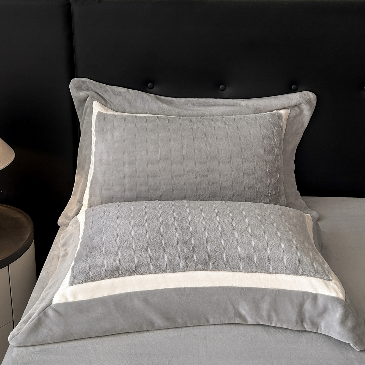 91家纺网 家纺一手货源 找家纺 佳品居 2025新款11斤重加厚兔毛绒轻奢摩卡系列牛奶绒双拼角四件套 摩卡-高级灰