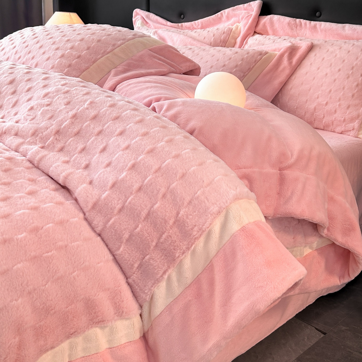 91家纺网 家纺一手货源 找家纺 佳品居 2025新款11斤重加厚兔毛绒轻奢摩卡系列牛奶绒双拼角四件套 摩卡-胭脂粉