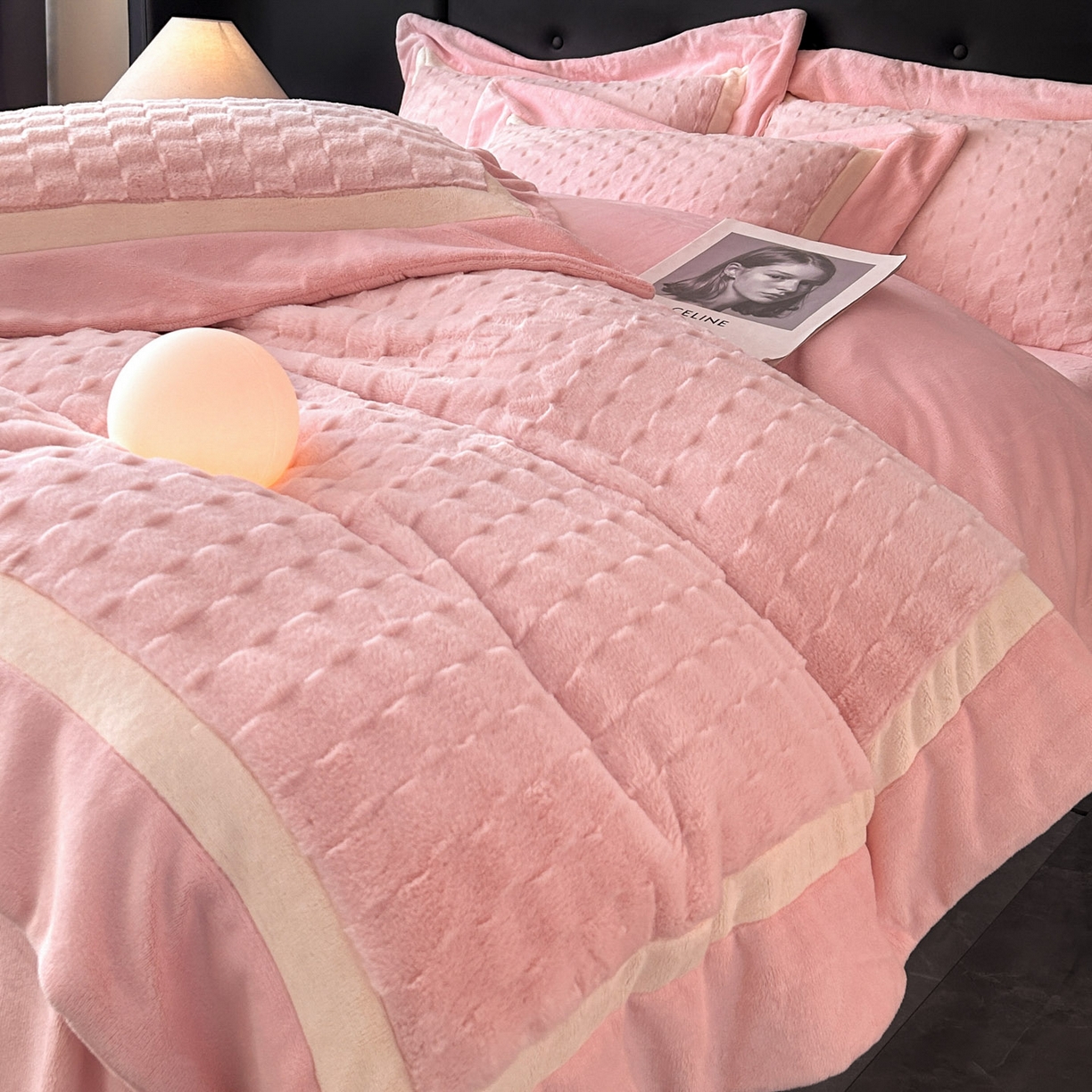 91家纺网 家纺一手货源 找家纺 佳品居 2025新款11斤重加厚兔毛绒轻奢摩卡系列牛奶绒双拼角四件套 摩卡-胭脂粉