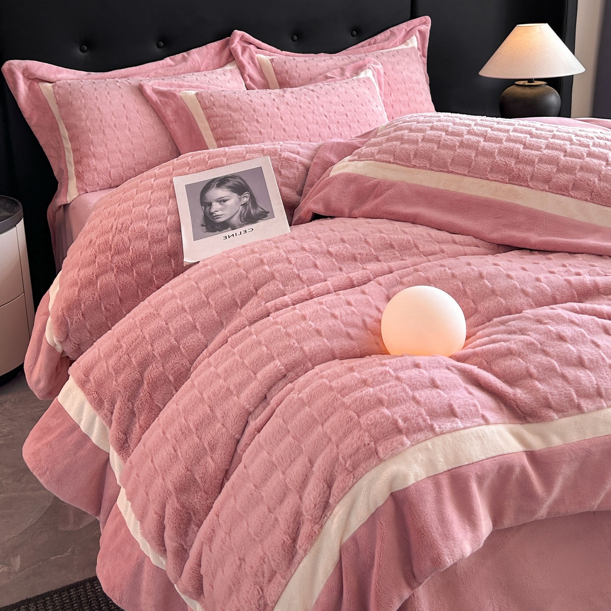 91家纺网 家纺一手货源 找家纺 佳品居 2025新款11斤重加厚兔毛绒轻奢摩卡系列牛奶绒双拼角四件套 摩卡-樱花粉