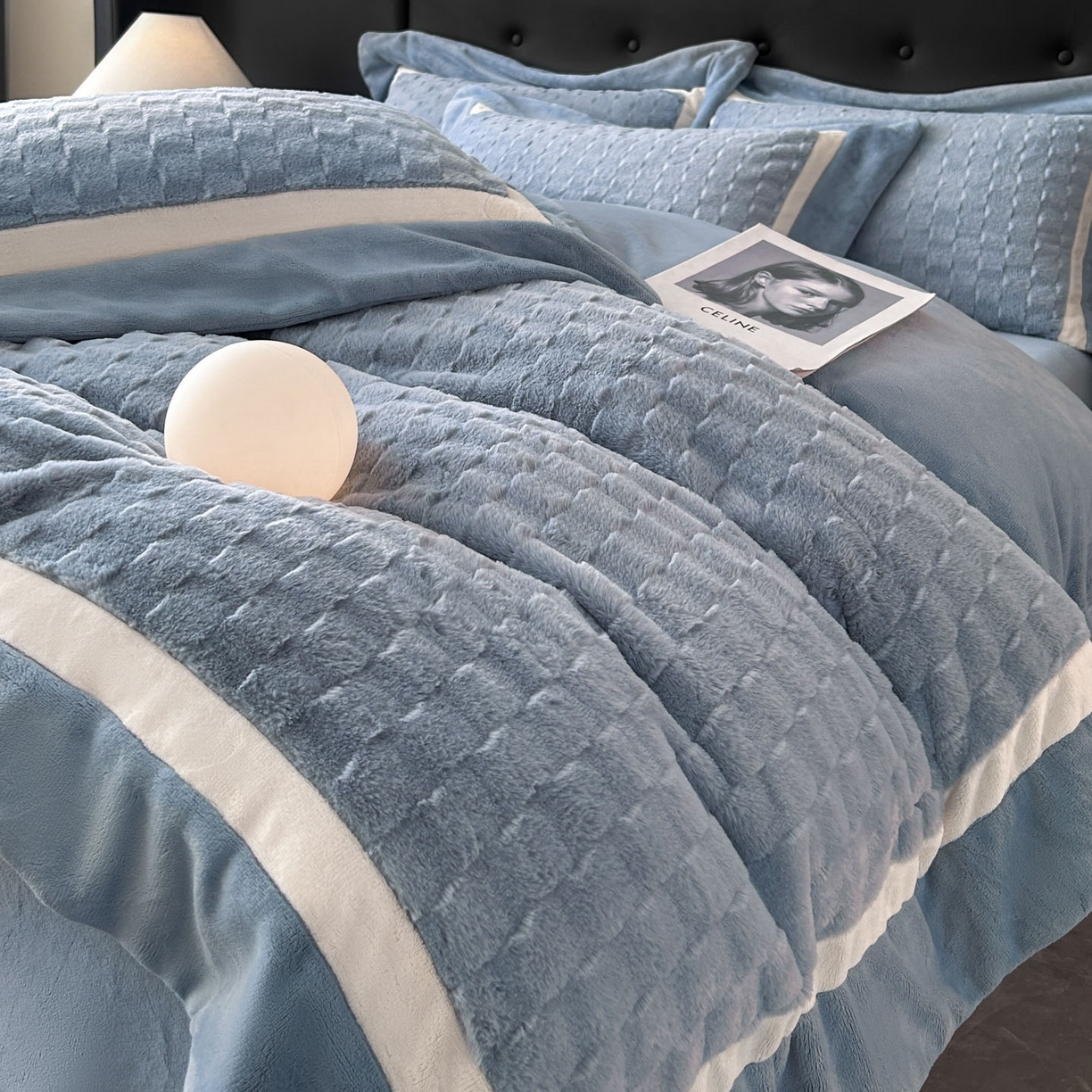 91家纺网 家纺一手货源 找家纺 佳品居 2025新款11斤重加厚兔毛绒轻奢摩卡系列牛奶绒双拼角四件套 摩卡-湖蓝