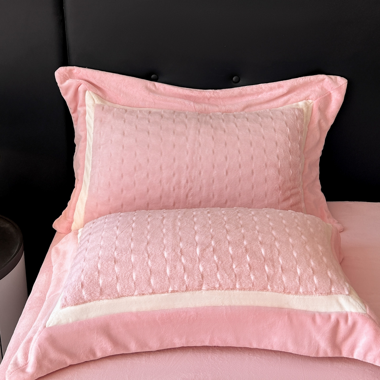 91家纺网 家纺一手货源 找家纺 佳品居 2025新款11斤重加厚兔毛绒轻奢摩卡系列牛奶绒双拼角四件套 摩卡-胭脂粉