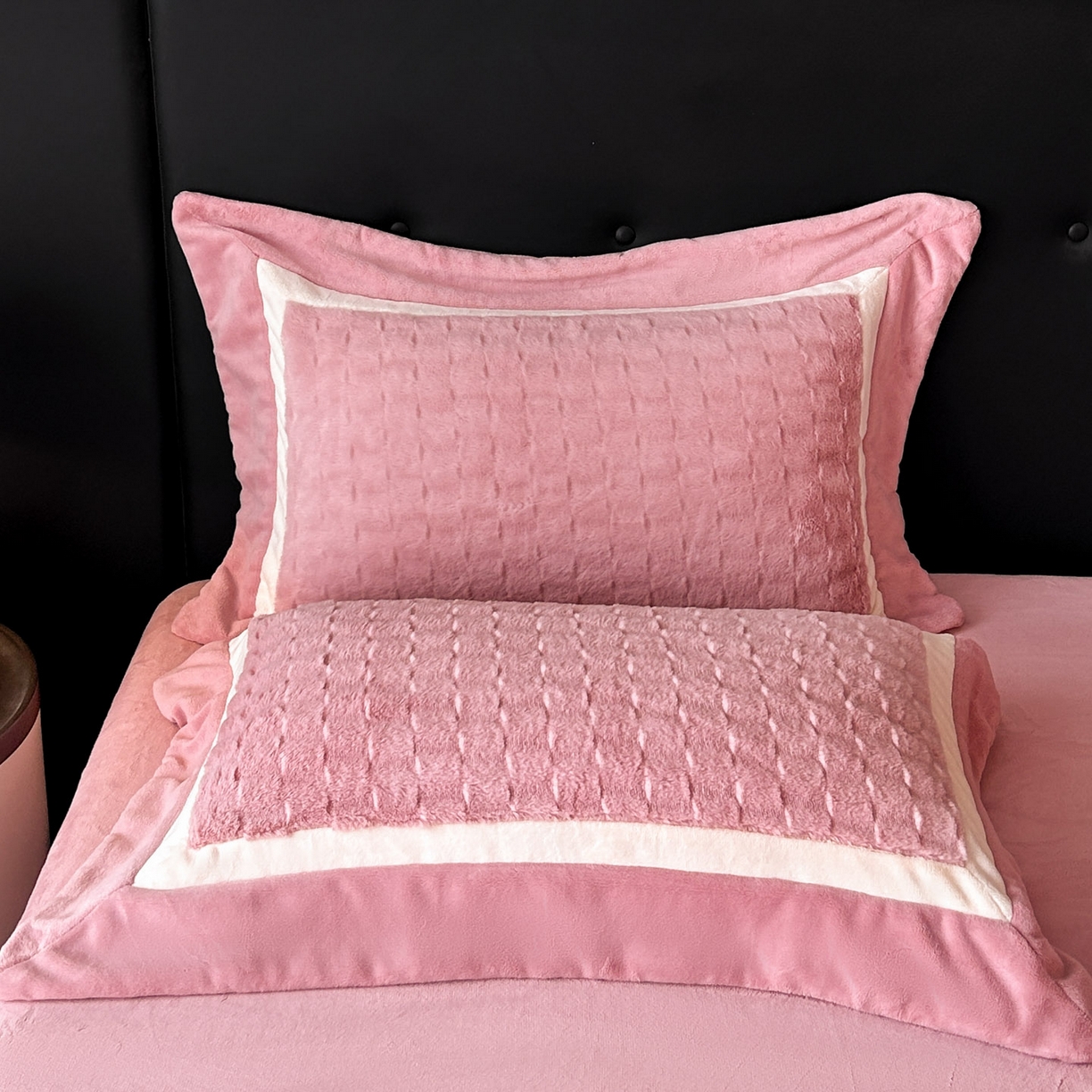 91家纺网 家纺一手货源 找家纺 佳品居 2025新款11斤重加厚兔毛绒轻奢摩卡系列牛奶绒双拼角四件套 摩卡-樱花粉